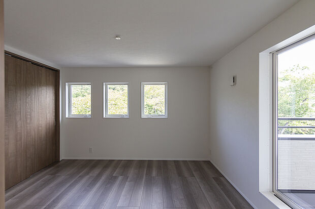 【【2階約8帖主寝室/A号地】】主寝室は壁一面にCLを備え、収納力たっぷり。衣類をハンガーのまま並べて掛けておくことができ、収納状態を確認しやすく、朝のコーディネート選びが楽しくなりそうです。