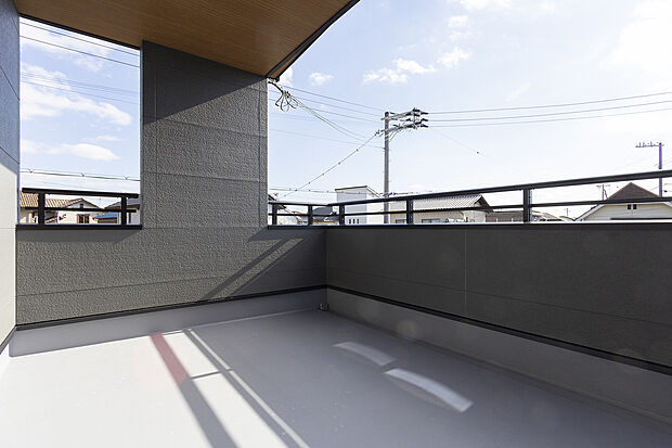 【【2階バルコニー/C号地】】バルコニーの一部は屋根付き。ゆとりある広さを活かし、テーブルセットを置くことも。天気の良い日は爽やかな風に当たりながらのんびりとカフェタイムや読書など、気分転換も手軽に行っていただけます。