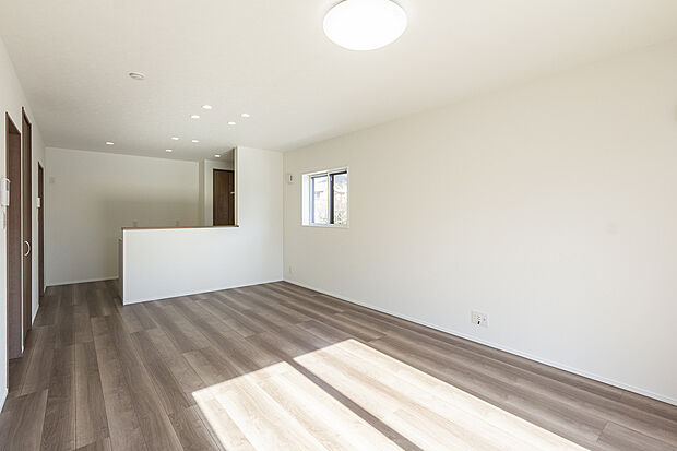 【【1階約17.8帖LDK/C号地】】ご家族揃って寛ぎの時間が流れるLDK。キッチン、ダイニング、リビングを壁などで区切らず一直線に配置し、見通しが良い伸びやかな空間が広がります。キッチンからダイニングやリビングのご家族への声掛けも◎