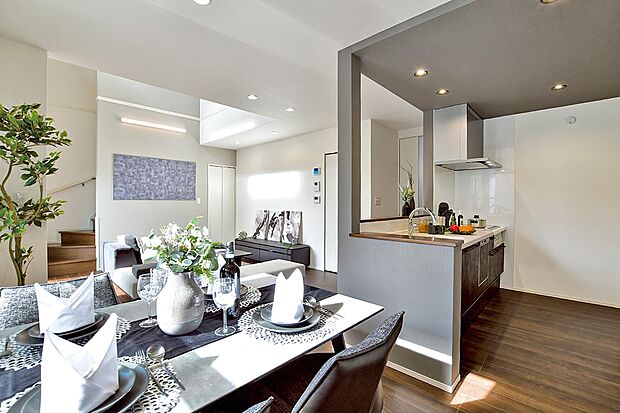 LDKには、折下天井を採用。高低差のある天井により、ゾーン毎の空間の表情を豊かに表現。空間デザインを引き立てるこだわりのプランニングです。（14号棟）