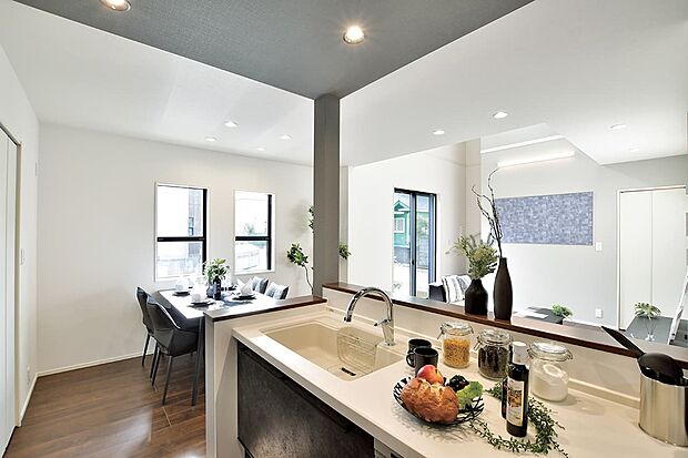 リビングで遊ぶお子様を見守りながらお料理ができる対面キッチン。水栓に触れなくてもセンサーに手をかざすだけで吐水、止水ができる、タッチレス水栓も魅力です。（14号棟）