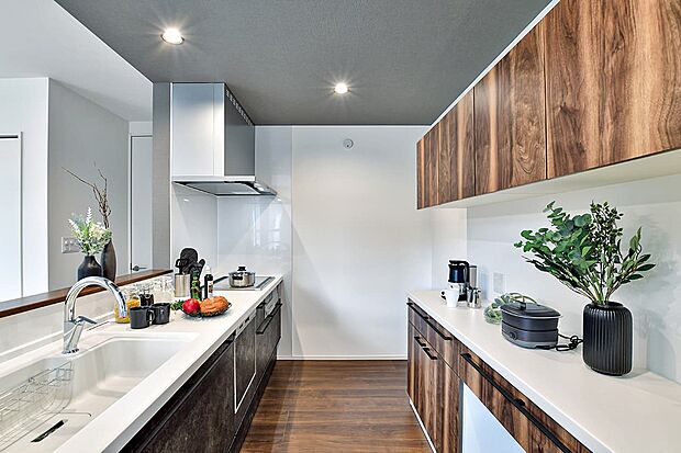 木目調の落ち着きあるデザイン。IHヒーターは火種がなくお子様のお手伝いも安心。お手入れもサッとひと拭きです♪食器洗浄乾燥機付きでお片付けラクラク♪ゆとりの時間が生まれます。（14号棟）