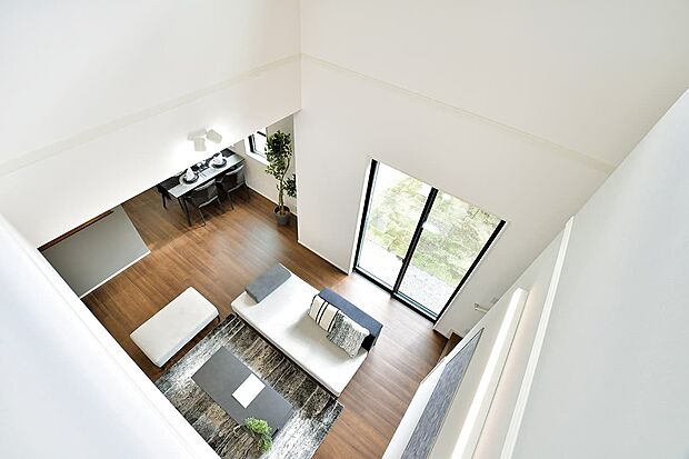 2階との緩やかな繋がりを演出しながら、家族が集まるリビングに立体的な広がりを生み出す、吹抜けのあるLDK。（14号棟）