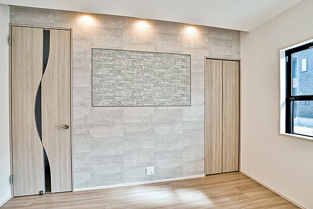 【リビング】LDKをお洒落に彩る、石目調のアクセントウォールとアクセントクロス。（13号棟）