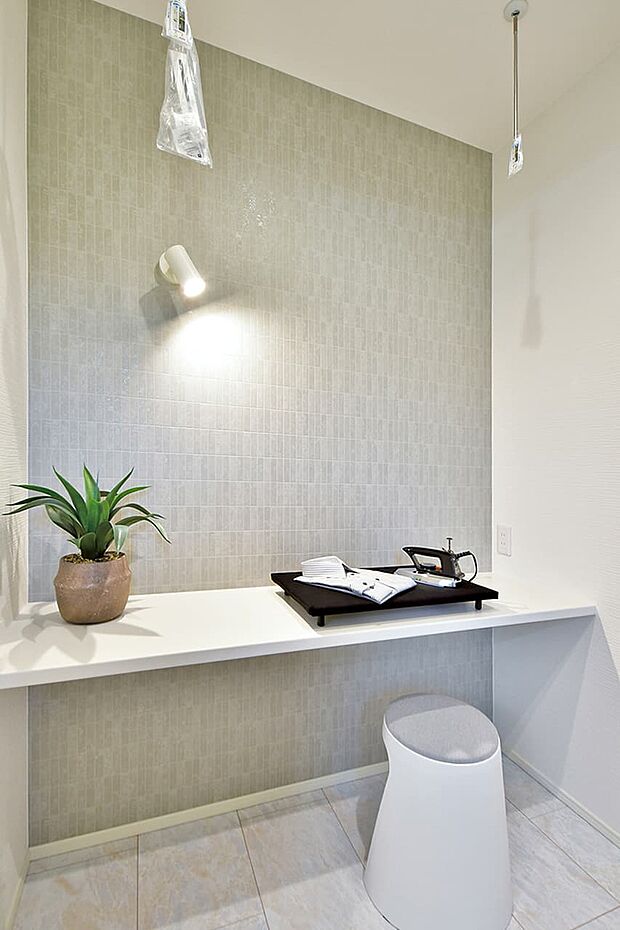 【洗面台・洗面所】ゆとりの広さの洗面室。洗濯物を畳んだりアイロンがけに重宝するカウンターを備えました。（14号棟）