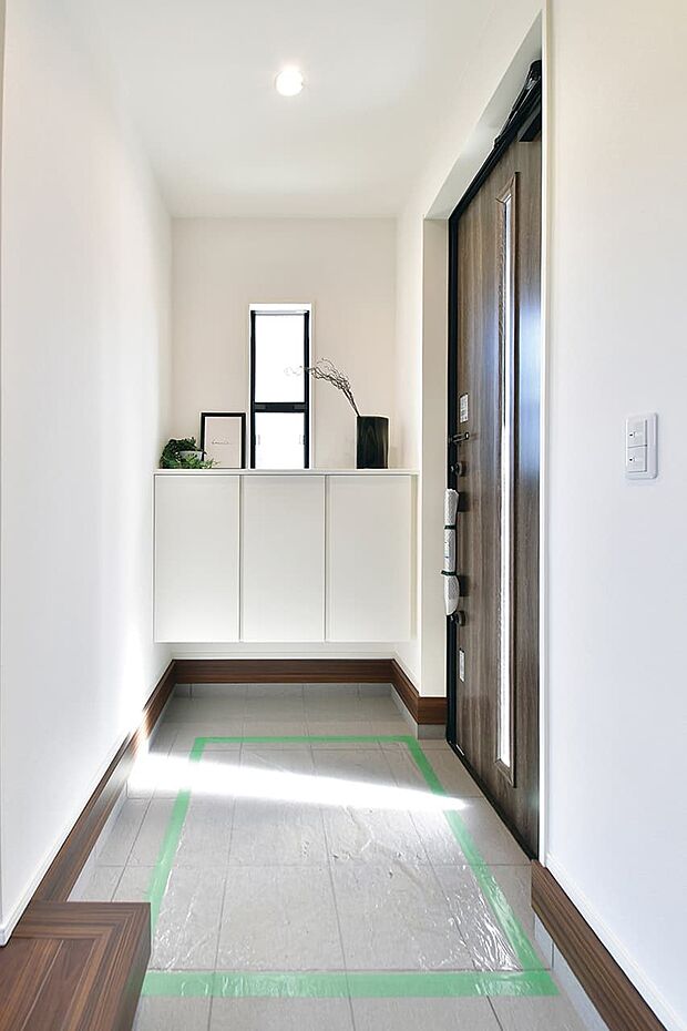 【玄関】スリット採光デザインの玄関ドアは光が入りやすく、明るい玄関に。シューズボックスには、お好きな雑貨や写真、植物などをディスプレイしたり、お客様をお迎えする玄関の表情を豊かに彩ります。（14号棟）