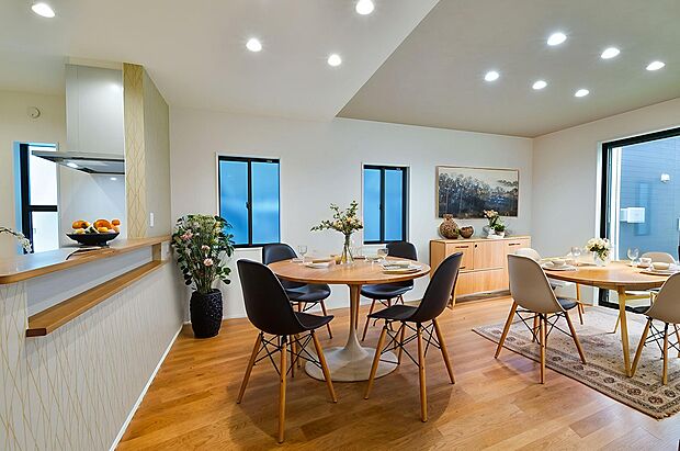 【リビング】折上天井とアクセントクロスが上質感を演出しているLDK空間。(10号棟※建物は現物となります。生活イメージの喚起のために家具を合成しております。)