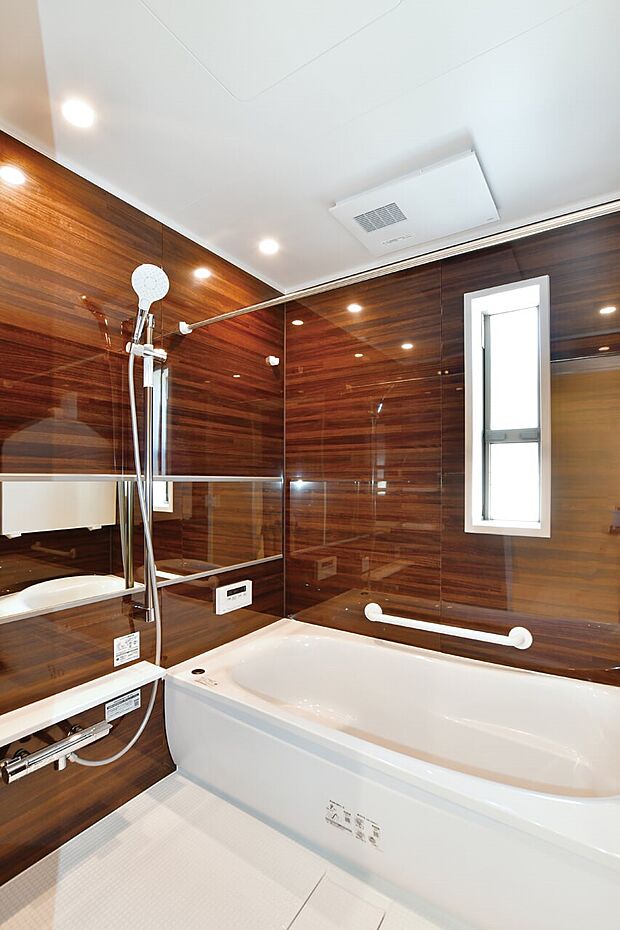 【浴室】表面を炭素の膜で覆ったお掃除ラクラクなワイドミラーを採用した浴室。(4号棟)