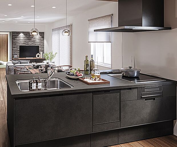 【【クリナップ】システムキッチン】キッチンに美しくなじむ上質なマット仕上げでお部屋全体に自然と溶け込み、落ち着いた雰囲気を演出するメラミンワークトップのオープンキッチン。※画像は建築事例です。仕様は異なります。※号地により異なります。