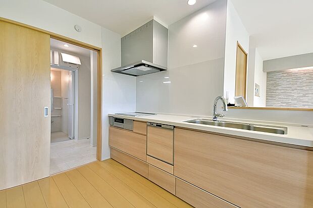 【キッチン】水回りが集中しているから、家事動線が楽々。キッチンと洗面・浴室をまとめた水回り集中プランで、お料理、洗濯、お風呂の準備や掃除など、家事動線が楽々。（2号棟）