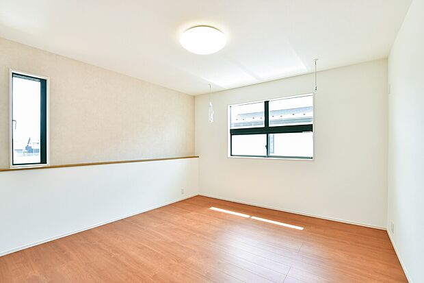 【リビング以外の居室】2面採光で明るい空間の主寝室。アクセントクロスを壁に用いて、安らぎの空間を演出しています。（1号棟）