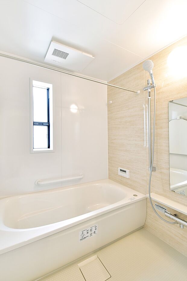 【浴室】雨の日も気にせず洗濯物が浴室内に干せる浴室換気乾燥暖房機を標準装備。時間も天気も気にせず干せるからとても便利。（1号棟）