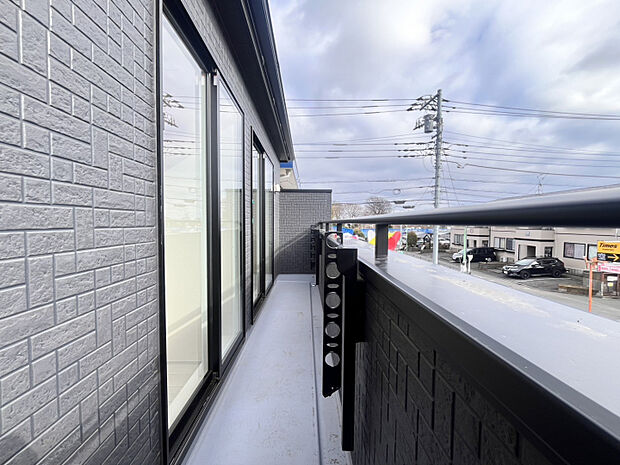 バルコニー（2026年2月26日撮影）　日差しが暖かい「南向きバルコニー」。二部屋から行き来可能！