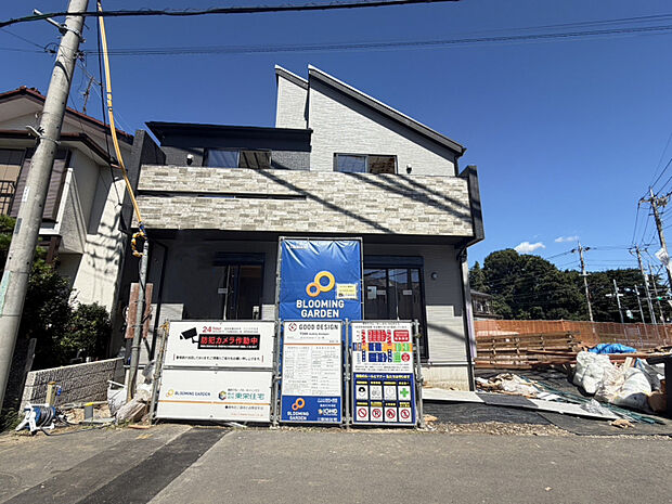 外観写真（9月14日撮影）　南道路接道につき、陽当たり良好！LDK20帖超え、パントリーやファミリークロークなど収納スペースも充実したゆとり1棟が誕生いたしました。