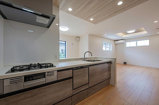 【【1号棟】キッチン】キッチンはポップアップ天井がいいアクセントになっています。