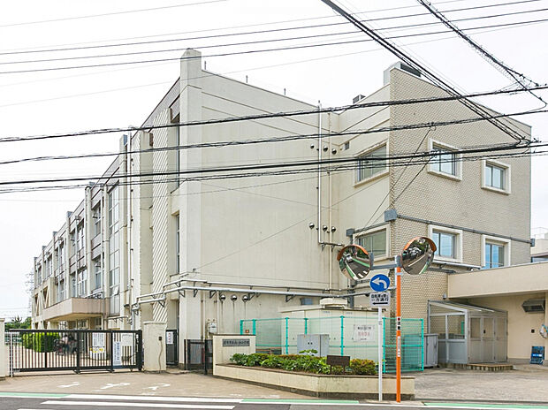 調布市立北ノ台小学校（約550m）