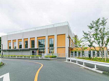 立川市立若葉台小学校 735m