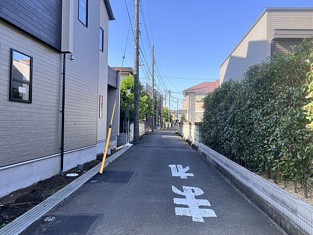 【前面道路写真（5月中旬撮影）】公道約4.0m。接道はそれぞれ公道のため、権利関係すっきり。