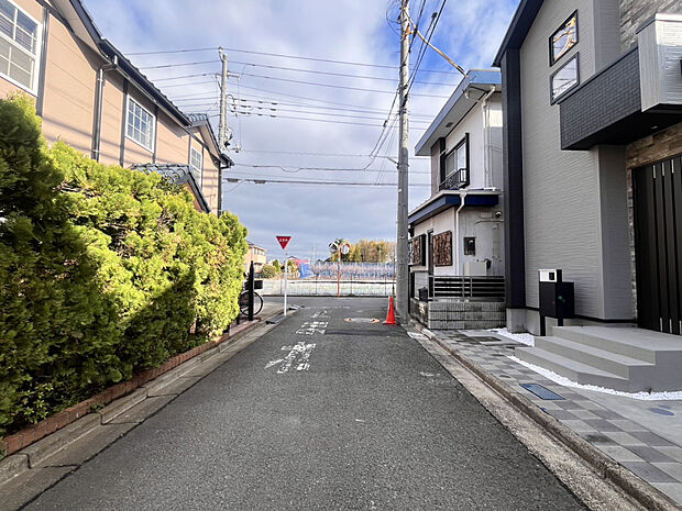 【前面道路（2026年2月26日撮影）】閑静な住宅街に1棟限定で誕生です。