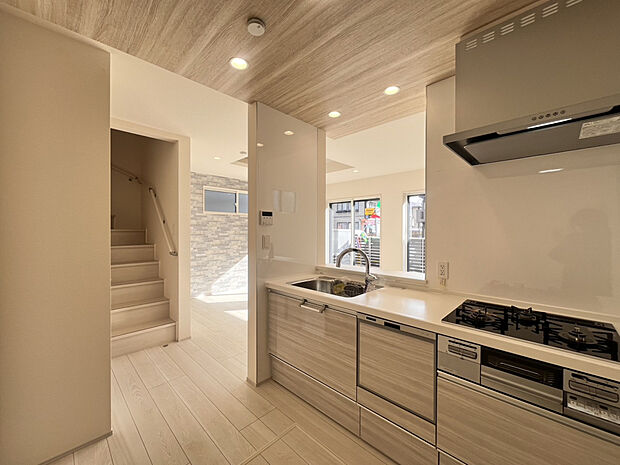 【キッチン（2026年2月26日撮影）】リビング全体が見渡せる対面式オープンキッチン（食洗器付き）。足元には床下収納も♪