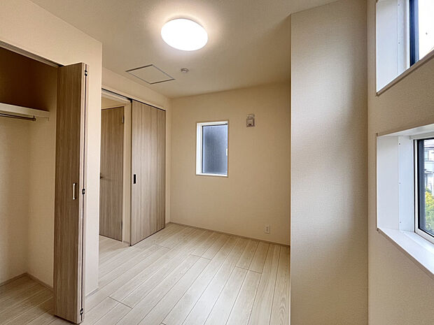 【洋室4.5帖（2026年2月26日撮影）】2面採光の明るい洋室。全居室クローゼット付き♪