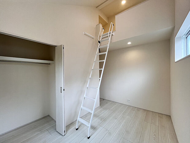 【洋室5.5帖（6月上旬撮影）】勾配天井を設け、より多くの明るさをお部屋へ！！圧迫感の少ない開放感ある空間を演出。収納に活用できるロフトで居住空間を有効活用！