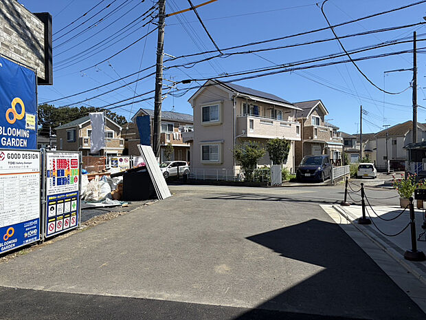 【前面道路写真（9月14日撮影）】公道につき、権利関係すっきり。野猿街道から一本入ったところに位置しているため、どこに行くにも便利ながら、閑静な住宅街。