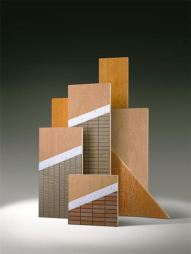 【木質パネル】「木の工業製品」として、１枚１枚正確に生産された木質パネルは、限界耐力計算を行うことにより、壁倍率８．５～１１倍相当の強度を実現。そのため１階から３階まで同じ壁で構成できるだけの強度があります。