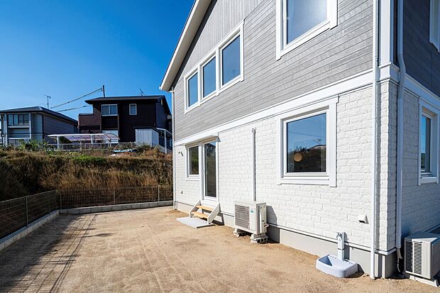 リビングから繋がるお庭はドッグランも可能な広さです。
囲みがあるので周囲の目も気にせず、のびのびとくつろげるスペースです。