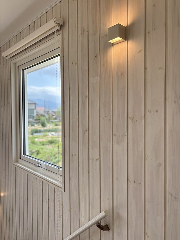 【吹抜け階段】壁はパイン材をホワイトに塗装。明るくすることによって、吹抜けとひとつながりの空間になり、より広がりを感じられます。
