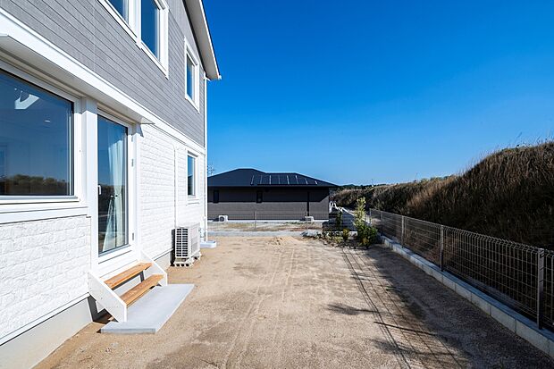 【外観（庭側）】ワンちゃんが走って回れるほど充分なスペースがあり、ご家族皆さんでBBQなども楽しめます。