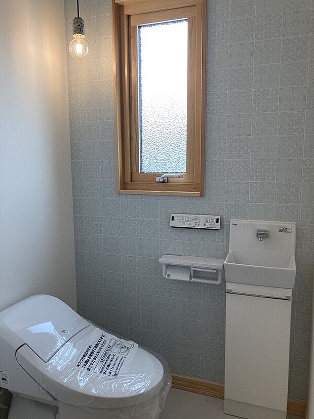 【1階トイレ】LIXILのロータンクトイレを採用。