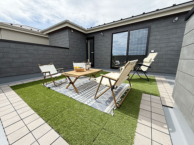 屋外用水栓とコンセントが備わった広々としたルーフバルコニー！
ご家族や友人を呼んでのバーベキュー、お子さんのプールや水遊び、ガーデニングなど生活スタイルに合わせて第二のリビングとしてご活用頂けます♪