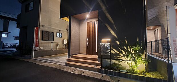 夜間時にはセンサーライトによる玄関ポストのスポットライトや駐車スペースの屋外照明が外観をお洒落に照らします。