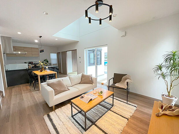 2面以上からの採光により、電気なしでも明るい生活空間。