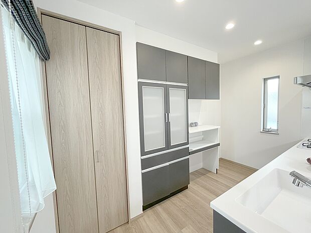 【キッチン収納】お皿やカトラリーだけではなくの収納はもちろん、炊飯器やトースターなどの調理家電も使いやすい家電収納ユニットも付いています。足元部分はオープンタイプでペダル式など比較的大きなゴミ箱も置けます。
調理家電をキッチンのワークトップに置くとスペースをとってしまいますがこの収納があれば安心です!