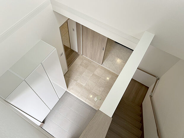 【玄関】たっぷりの採光と高級感ある大理石張りの玄関で、住まいの顔となる玄関を彩ります。