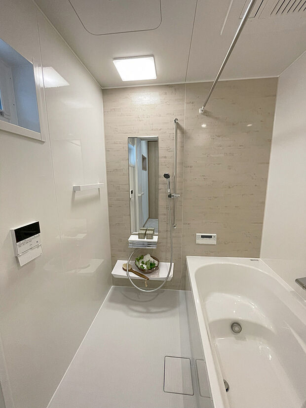 【浴室乾燥機・ミストサウナ付きの浴室】浴室乾燥で浴室を清潔に保ち、衣類の乾燥も可能。ミストサウナで一日のご褒美に極上のサウナ体験を。