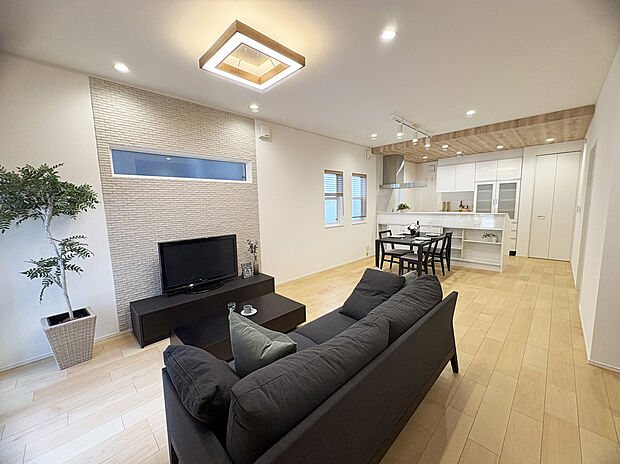 【リビング・ダイニング（施工例）】高天井（天井高2650ｍｍ）で解放感バツグン。快適にくつろげる広々空間を実現。