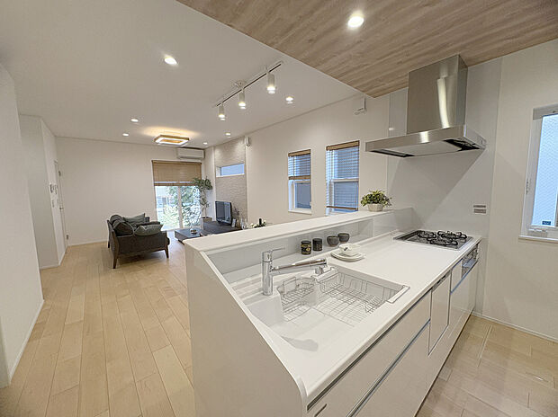 【キッチン（施工例）】壁がなく、ご家族の様子がすぐにわかる対面型キッチン。