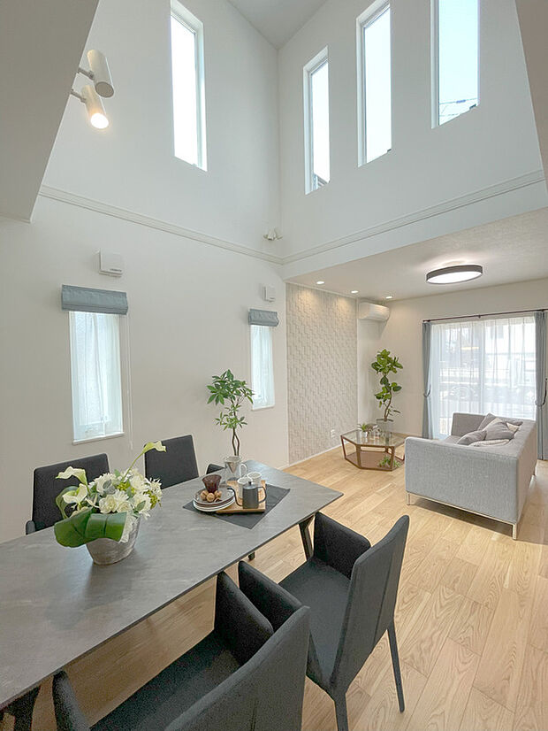 【リビング吹き抜け】解放感バツグンで明るい生活空間に。