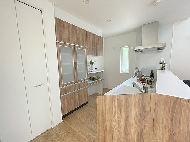 【キッチン】大型カップボードやパントリーを備え、導線をスッキリ整理することが出来るキッチン。