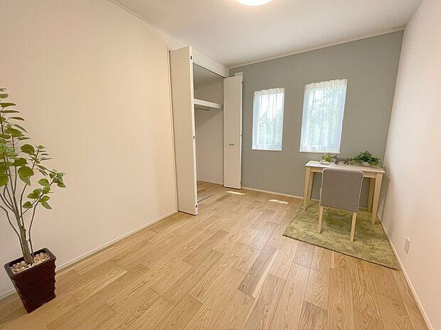 【2階洋室】全居室に収納を完備、生活スペースを広々利用可能。