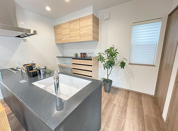 【キッチン収納】大型カップボードやパントリーなど、キッチン廻りの収納が充実。