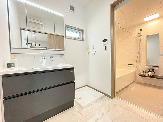 【浴室・洗面】ミストサウナや浴室乾燥を備えた浴室、三面鏡にたっぷりの収納を備えた洗面台が標準装備。