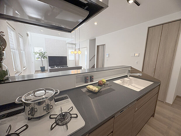 【対面型キッチン】家事をしながらLDKを見渡せるので、子育てにも安心。