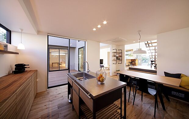 【施工事例】中庭もあり家族の気配が感じられ、つながりのあるキッチンとダイニング@hit大野城住宅展示場モデルハウス