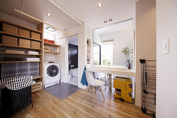 【快適な家事動線が団らんの時間をつくる】調理や洗濯など、同時作業が行えるように水廻りを集約すると、スムーズな家事動線を実現できます。時間にも心にも余裕が生まれ、親子で絵本を読んだり、夫婦でゆっくり過ごす時間を楽しめます。@オーナー様邸