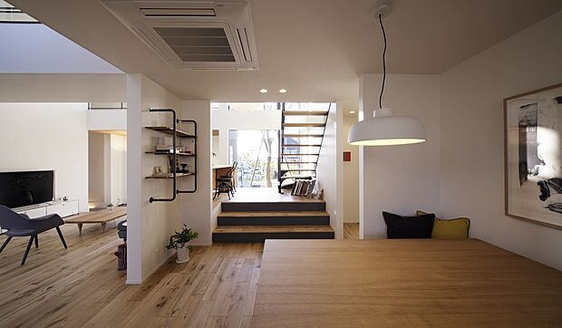 【家族の絆をさりげなく育むリビング階段】1階や2階へ行くとき、常にリビングを通る動線計画「リビング階段」なら、お子様と顔をあわせる機会がグンと増えます。
住まいの中心で「いってらっしゃい」や「ただいま」の声が行き交います。＠大野城モデル