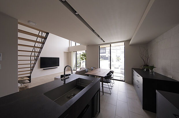 【できるだけシンプルにこだわる理由】建物だけでデザインを造りこんでしまうと、家具・家電を選ぶとき、買い替える時制限されてしまう場合があります。
どんな家具を置いても、柔軟に調和する上質な空間こそ永く愛せる家。@オーナー様邸